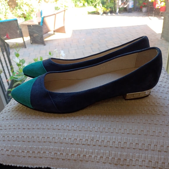 NWT Elegant Navy and Teal Leather Women's Flats Size 40 - Picture 1 of 7